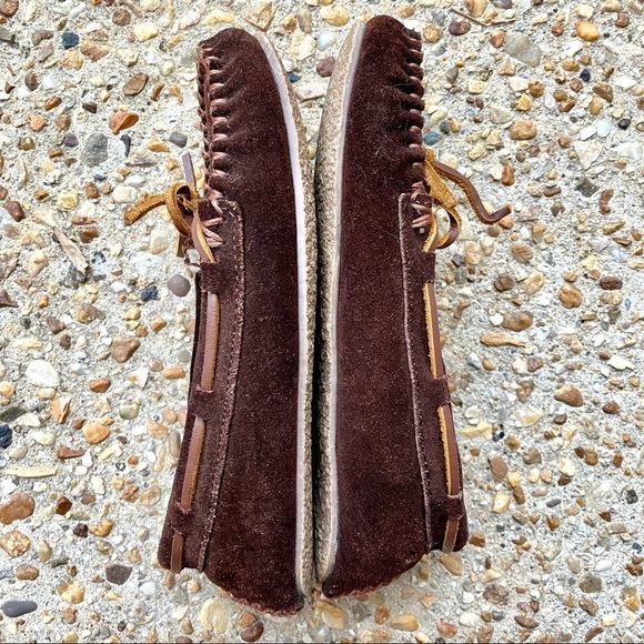 Minnetonka Moccasin Unisex Kids Suede Brown Tie Faux Fur Lining Slippers Size 3 - Picture 2 of 6